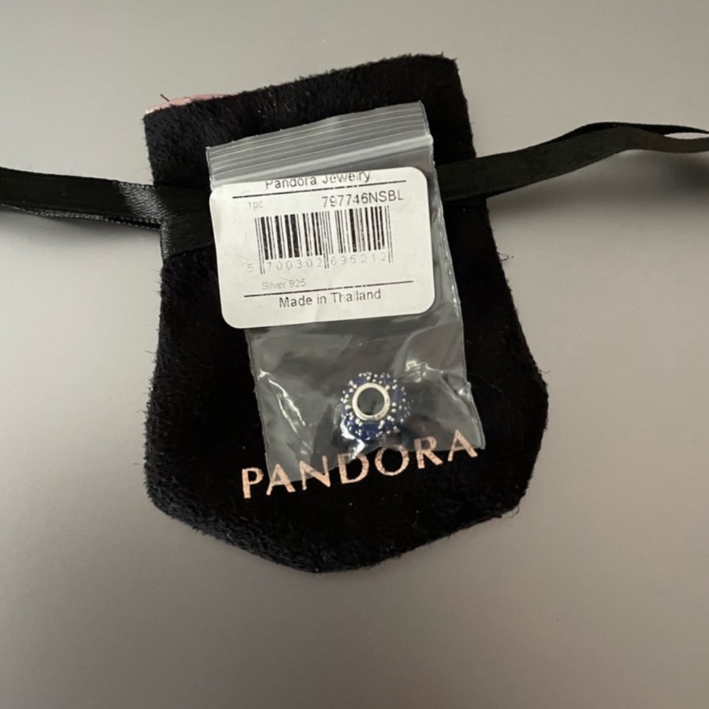 NWT Pandora Moments 925 Silver Blue
Chiseled Elegance Charm